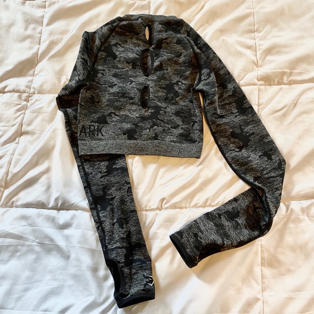 GYMSHARK Cropped Camo Seamless Workout Top - Picture 3 of 5